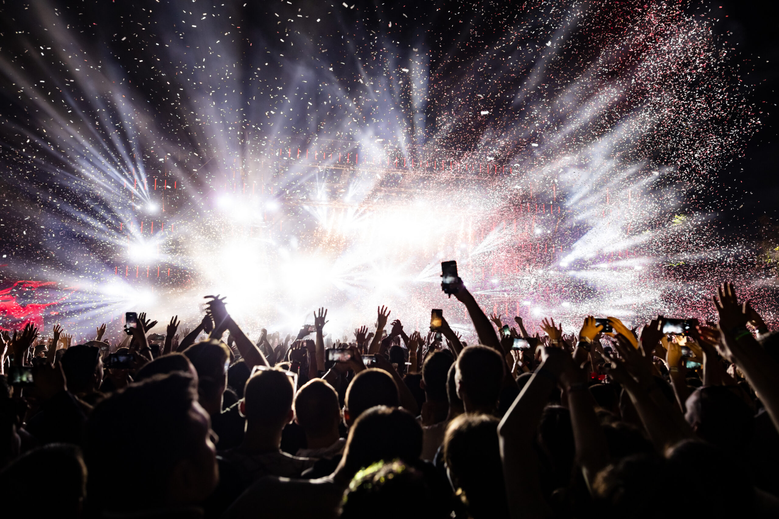 Público disfrutando de un festival de música en España.