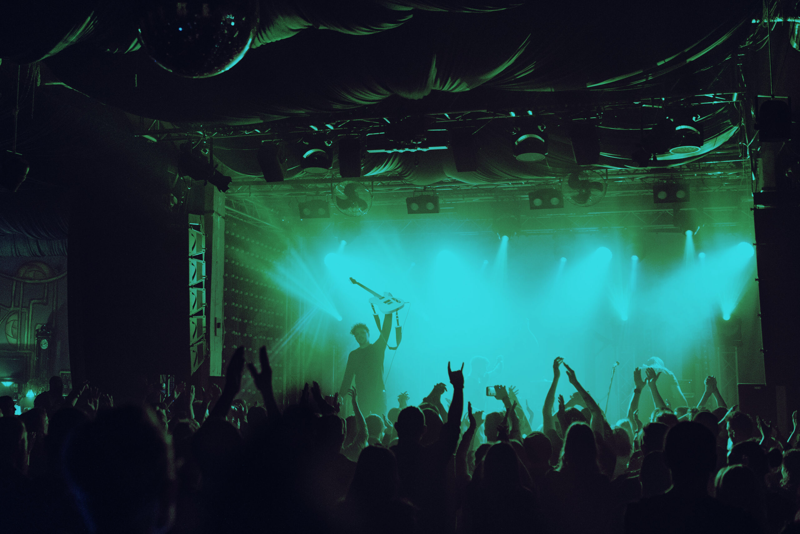 Público disfrutando de un concierto en directo en España.